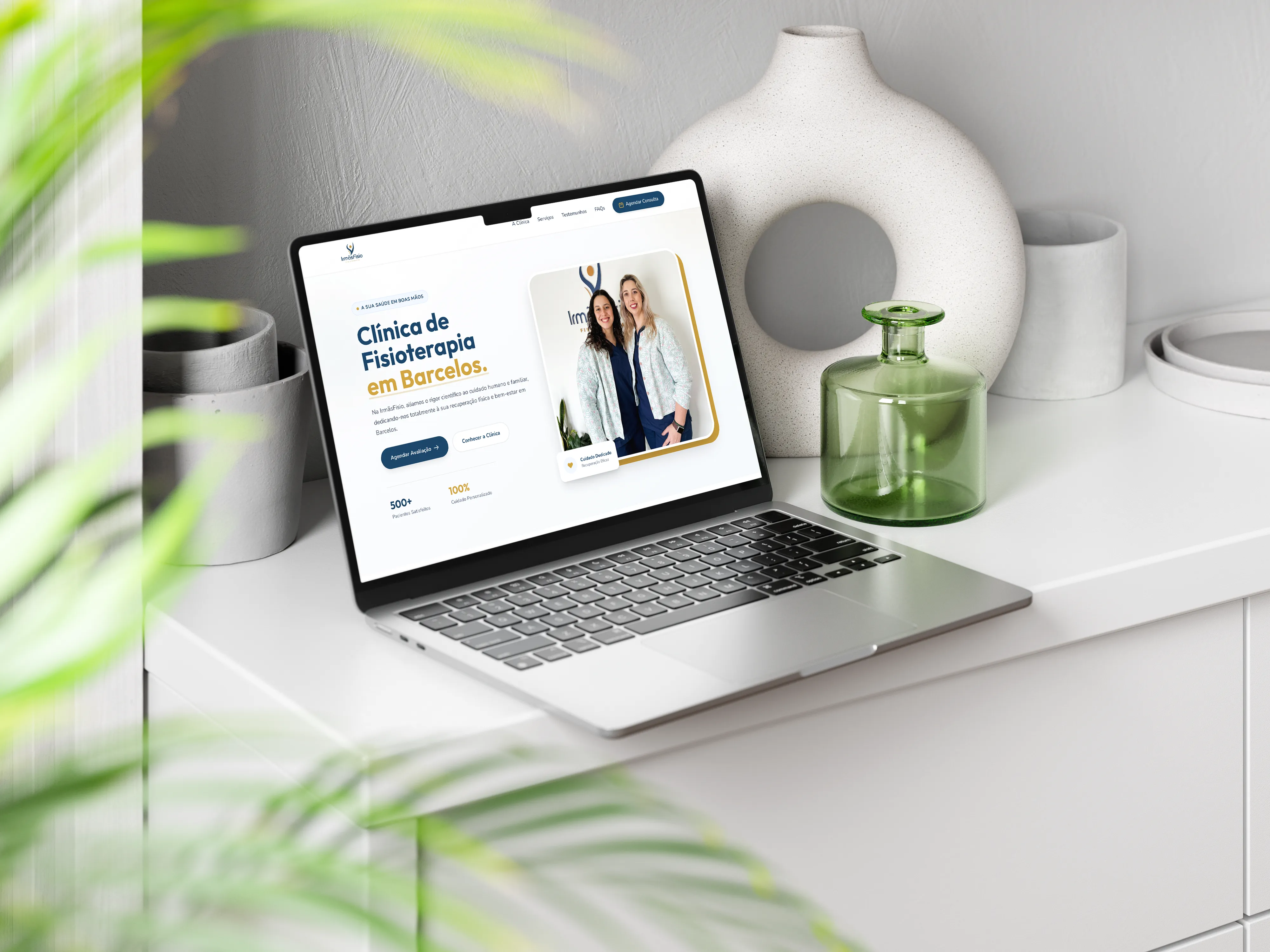 Mockup do website IrmãsFisio em dispositivos móveis e desktop