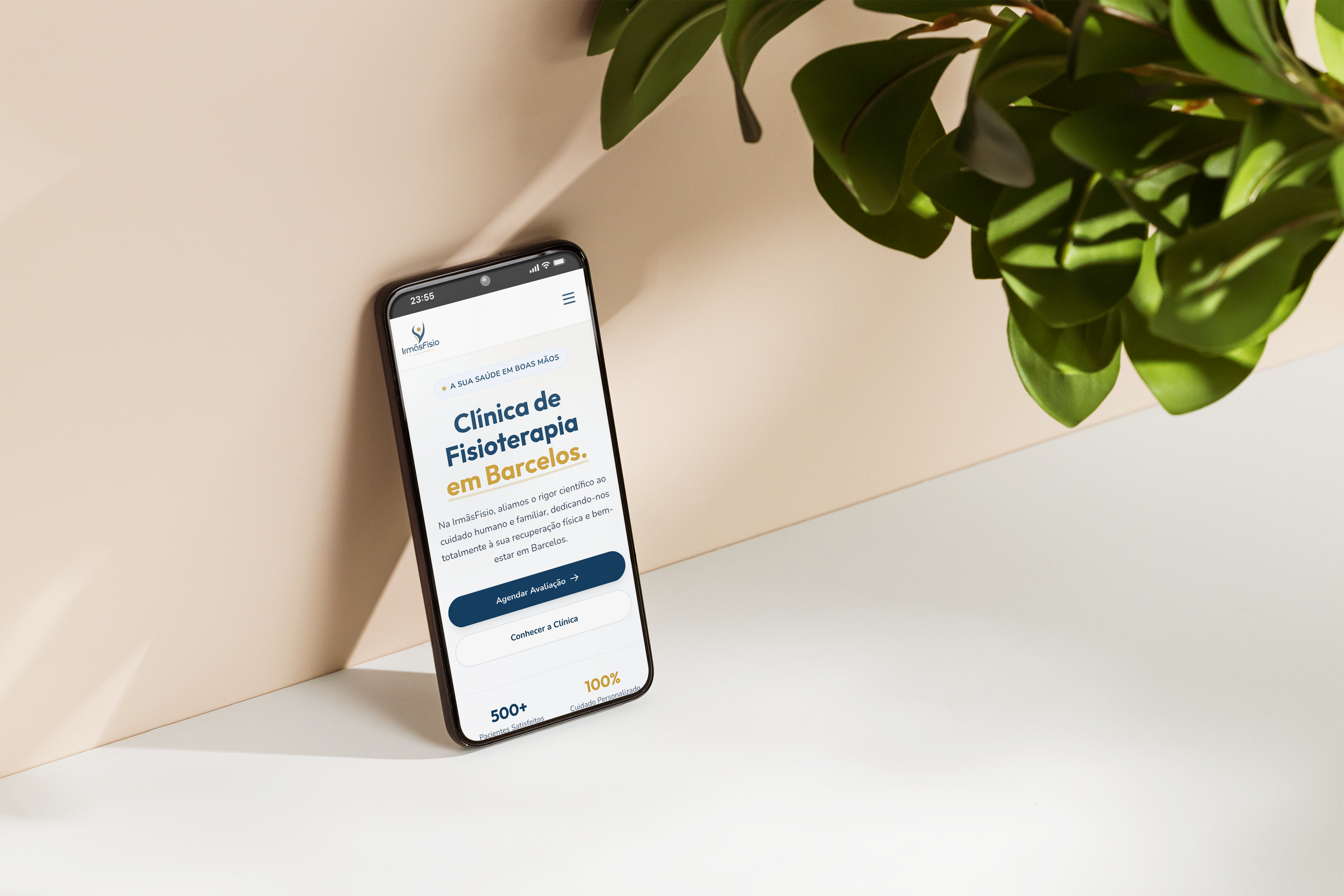 Mockup do website em dispositivos móveis e desktop